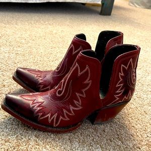 New used. Maroon Ariat Dixon 8.5